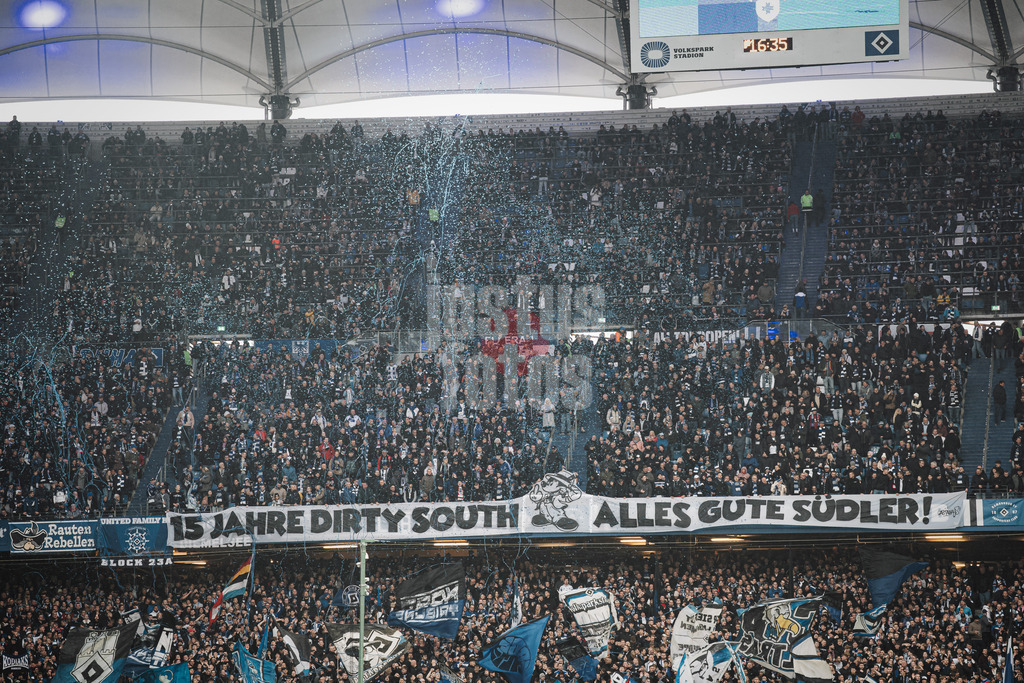 Fußball | Männer | Saison 2025/2026 | 1. Fußball-Bundesliga | 8. Spieltag | Hamburger SV vs. VfL Wolfsburg | 25.10.2025 | HSV Fans auf der Nordtribüne mit einem Transparent 15 Jahre Dirty South Alles Gute Südler mit Konfetti