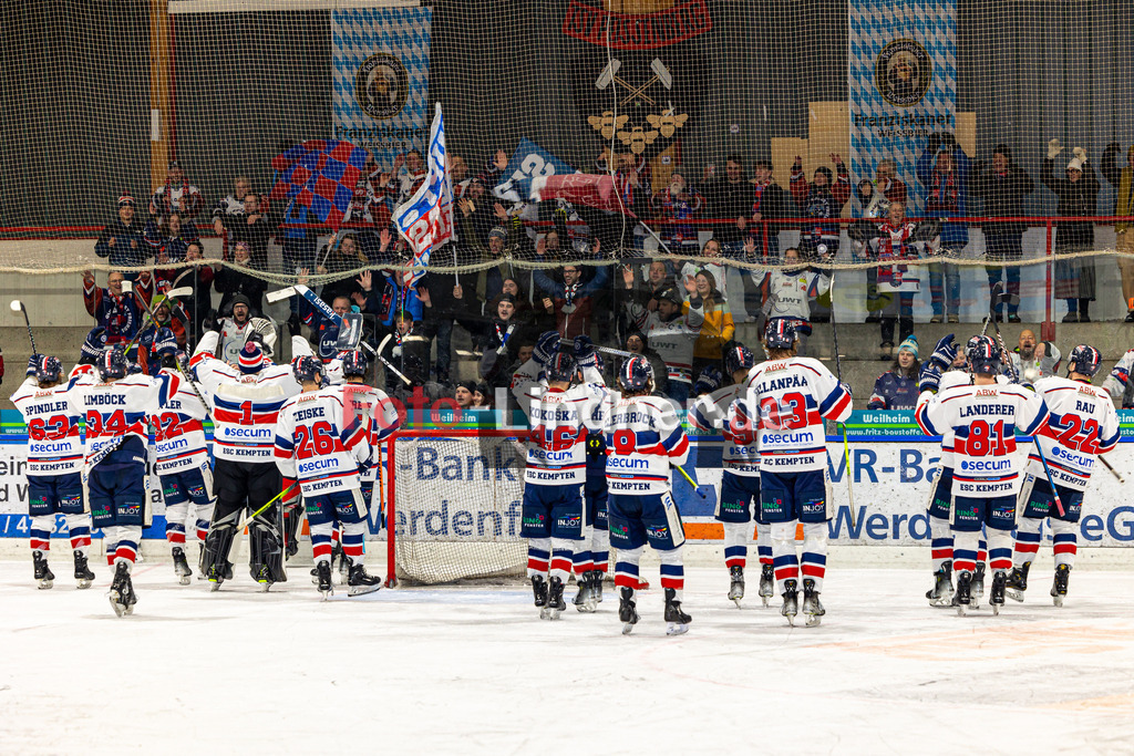TSV Peißenberg Miners vs ESC Kempten SHARKS | Eishockey Bayernliga 2023/2024, TSV Peißenberg Miners vs ESC Kempten SHARKS, 20240121,
SHARKS feiern Auswärtssieg,
2024-01-21 in Peißenberg (Eisstadion)

Copyright: WolfgangxLindner foto-lindner.de