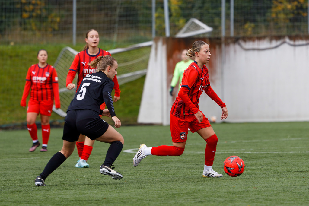 FCHHOH_251005_7356 | 1.FC Heidenheim 1846 II vs. SGM Hohenmemmingen/Sontheim, Fußball, Frauen, Bezirksliga, 2025/2026, 4. Spieltag, 05.10.2025 in Heidenheim, Kunstrasen b. Voith-Arena West(Foto: Michael Bulling) - Realisiert mit Pictrs.com