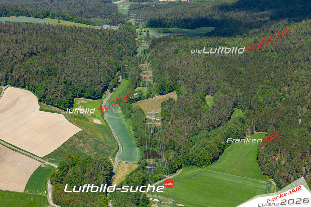 Die Luftbildaufnahme stromtrasse - Mitwitz wurde 2020 mittels Flugzeug (keine Drohne) erstellt. Perfekte Schärfe und Druck- Ergebnisse- Garantiert!