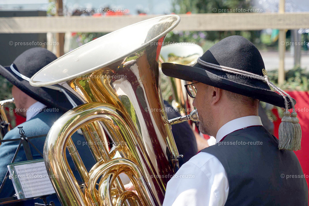 b-news-2023-Juli23-Regimentsschuetzenfest2-Steeg-EHRUNGEN-DSC07188 | Info aus dem Bezirk Reutte/Ausserfern Tirol sowie eine umfangreiche Bilddatenbank über die gesamte Region: Lechtal, Talkessel Reutte, Tannheimertal, Zwischentoren. Lech, Plansee, Zugspitze, Grenztunnel, B179, Fernpassstraße, Verkehr, Lawinen, Tradition, - Realisiert mit Pictrs.com