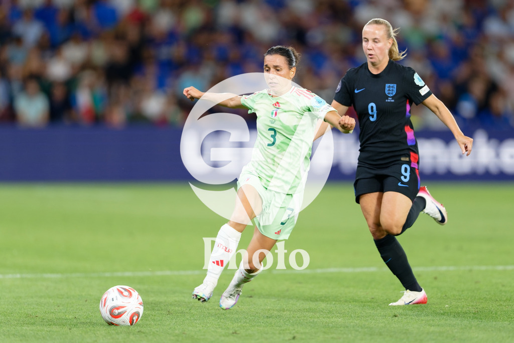England v Italy - UEFA Women's EURO 2025 Semi-Final | GENEVA, SWITZERLAND - JULY 22:  Lucia Di Guglielmo of Italy (L)  Beth Mead of England (R) fight for possession during the UEFA Women's EURO 2025 Semi-Final match between England and Italy at Stade de Geneve on July 22, 2025 in Geneva, Switzerland. (Photo by Giuseppe Velletri/Sports Press Photo/Getty Images)