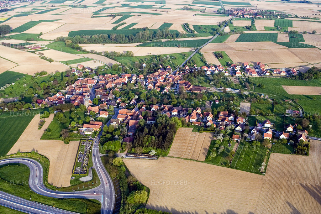 Vue aérienne: Vue de la ville à Hohwiller dans le département Bas Rhin, France. Photo: IMG_10644.jpg prise le 04/05/2008 par Werner Riehm/FLY-FOTO.euRésolution de l'original: 3456 x 2304 px