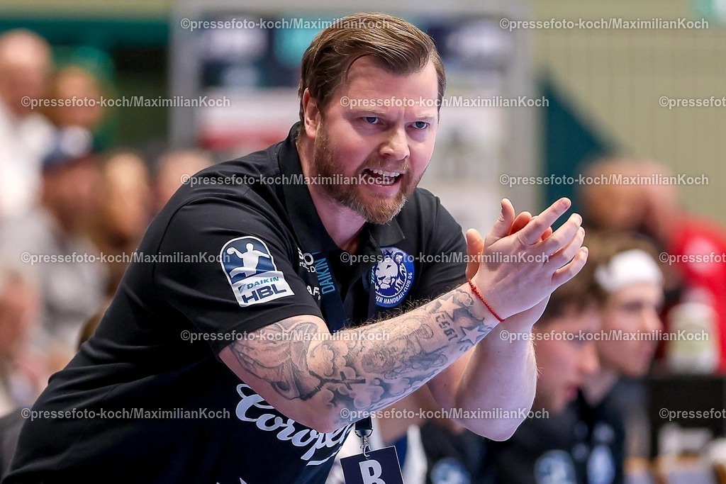 BHC11122501024 | 11.12.2025, Handball, HBL, Bergischer HC - ThSV Eisenach, Unihalle Wuppertal: Cheftrainer Arnor Gunnarsson (BHC #hc) gestikulierend am Spielfeldrand  