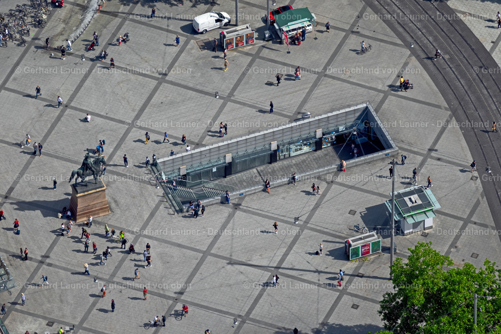 4030973 | HANNOVER 02.06.2020 Gleisverlauf und Gebäude des Hauptbahnhofes der Deutschen Bahn am Ernst-August-Platz in Hannover im Bundesland Niedersachsen, Deutschland. // Track progress and building of the main station of the railway in Hannover in the state Lower Saxony, Germany. Foto: Gerhard Launer
