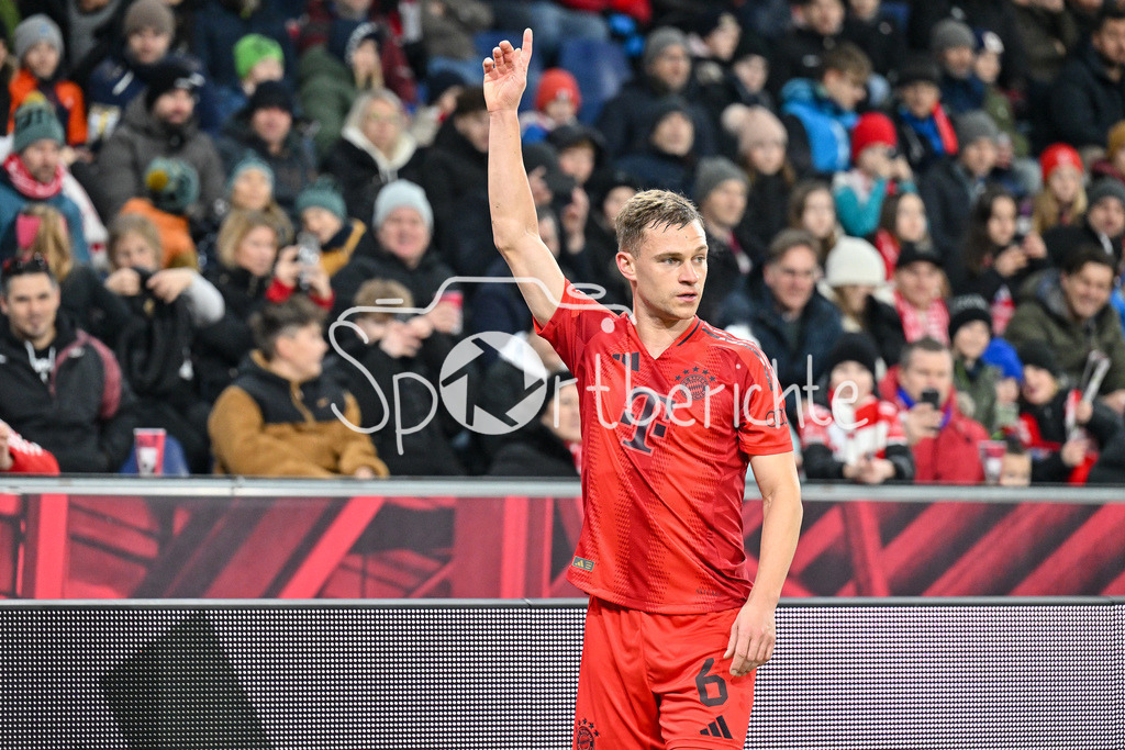 RB Salzburg - FC Bayern München | Im Bild Joshua KIMMICH (FC Bayern Muenchen 6) gei einem Eckball / Freisteller / einzelfoto / Testspiel: RB Salzburg - FC Bayern Muenchen, Red Bull Arena am 06.01.2025