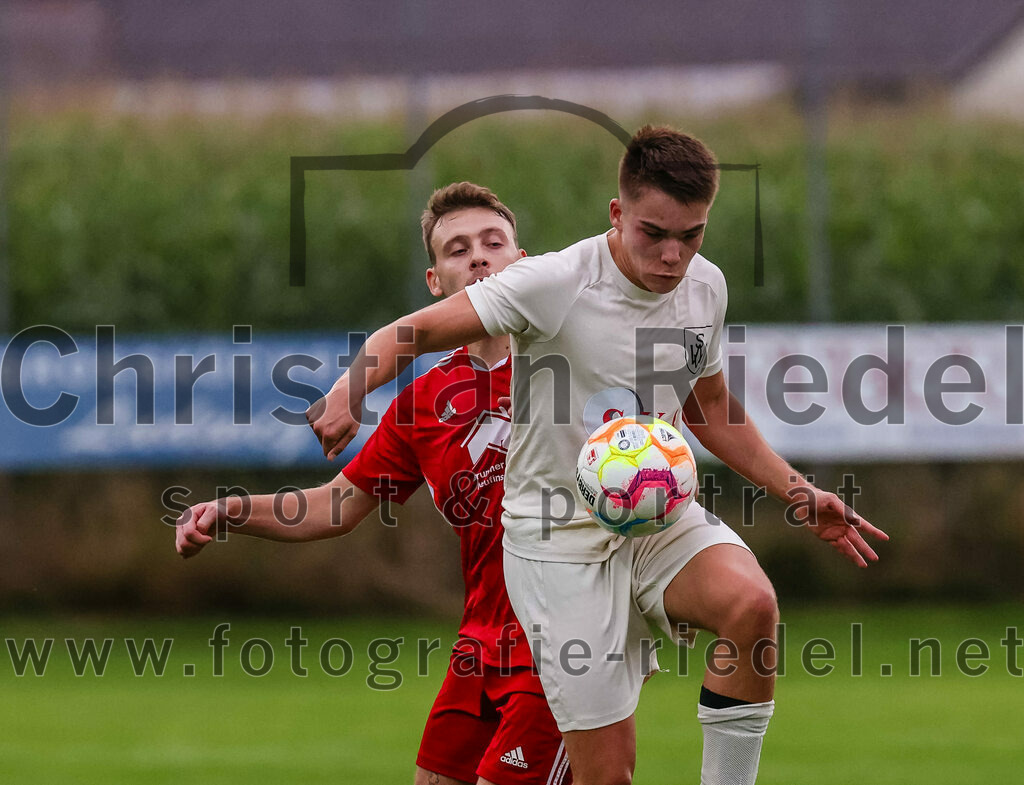 2023-08-04_074_SV_Walpertskirchen_gegen_FC_Finsing | Walpertskirchen, Deutschland, 04.08.2023:
Fußball, Kreisliga 2023 / 2024, 2. Spieltag, SV Walpertskirchen gegen FC Finsing, Endergebnis: 3:3

Patrick Forchhammer (FC Finsing, #13), Adrian Alexy (SV Walpertskirchen, #41)

Foto: Christian Riedel / fotografie-riedel.net