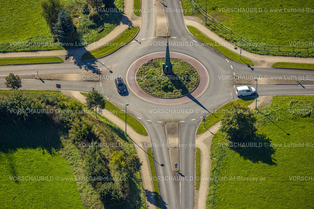 Attendorn230908826 | Luftbild, Kreisverkehr mit Statue, Hamburger Straße, Bremer Straße, Wiesbadener Straße und Attendorner Straße, Attendorn, Sauerland, Nordrhein-Westfalen, Deutschland