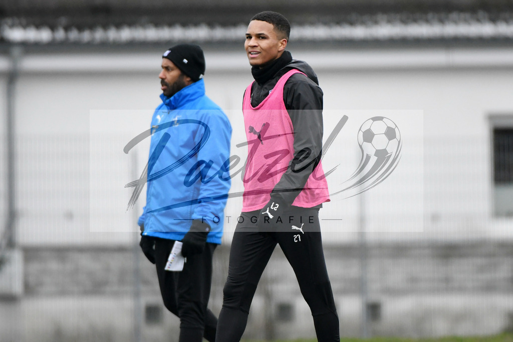 20200226_TRAOSN_0060 | Fussball, Herren: Felix Agu (VfL Osnabrueck) schaut waehrend der Trainingseinheit des VfL Osnabrueck im Sportpark Illoshoehe am 26.02.2020 in Osnabrueck, Deutschland. - Realisiert mit Pictrs.com