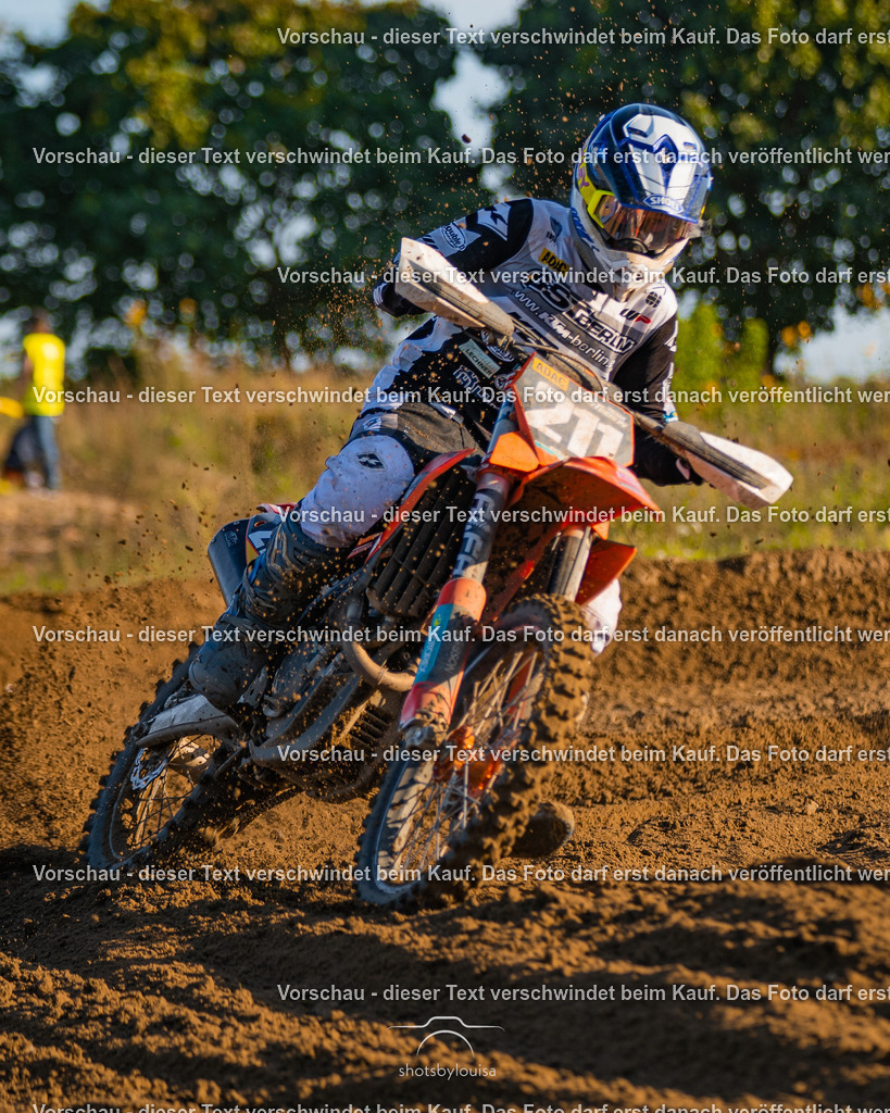 09_21_LM_Schenkenhorst-0481 | Sportfotografin aus Berlin-Brandenburg mit Fokus auf Motocross. Ich halte deine sportliche Leistung und echte Emotionen auf und neben der Strecke professionell fest. Entdecke die Fotos von deinem Rennen und bestelle sie direkt hier im Shop.