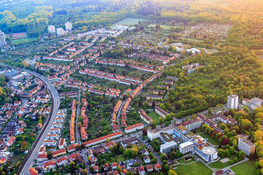 Luftbild: Rosenweg und ViDia Christliche Kliniken Karlsruhe | Standort Diakonissenstraße im Ortsteil Rüppurr in Karlsruhe im Bundesland Baden-Württemberg in Deutschland. Foto: IMG_56895.jpg vom 08.05.2013 durch Werner Riehm/FLY-FOTO.deAuflösung des Originals: 4752 x 3168 pxWWW.VIDIA-KLINIKEN.DE