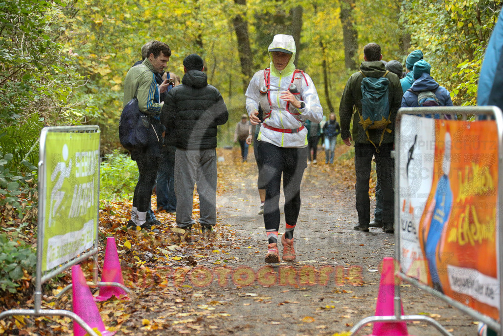 251026_1337_EX1_3775 | Sportfotografie im Rhein-Sieg Kreis, Köln, Bonn, NRW, Rheinland Pfalz, Hessen, etc. Unser Tätigkeitsfeld umfasst den Laufsport vom Volkslauf über den Marathon, Duathlon, Triathon bis zum Ultralauf wie Kölnpfad Ultra oder Schindertrail.