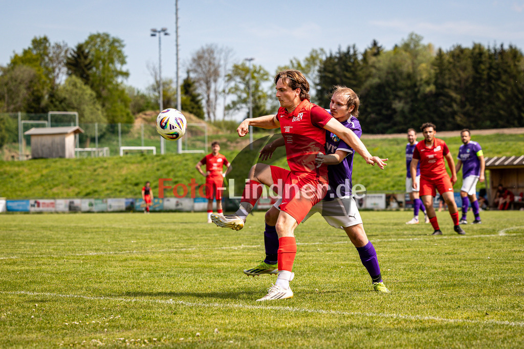 SG Hungerbach II gegen MTV Berg II | Fußball Herren A-Klasse Gruppe 5 Zugspitze 2025/26 22. Spieltag, SG Hungerbach II gegen MTV Berg II, 20260503,Zweikampf,2026-05-03 in 82386 Huglfing (Sportpark Huglfing - Platz 1, Tautinger Weg 1), Enzo SEIDLITZ (MTV Berg II 10), Jan-Luka GLÖCHNER (SG Hungerbach II 2)Copyright: WolfgangxLindner www.foto-lindner.de