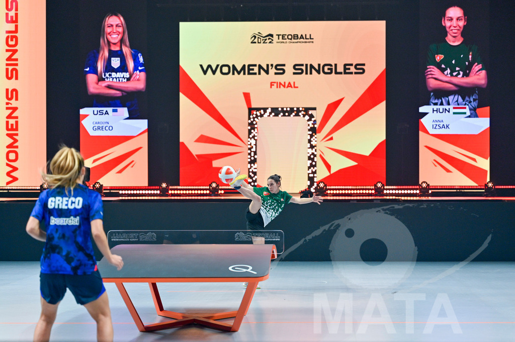 _DWI5606 | Anna Iszak vs Carolyn Greco beim Frauen- Single  Ungarn vs. USA bei der Teqball Weltmeisterschaft 2022 in der Kia Metropole Arena. Nürnberg, 27.11.2022 - Realisiert mit Pictrs.com
