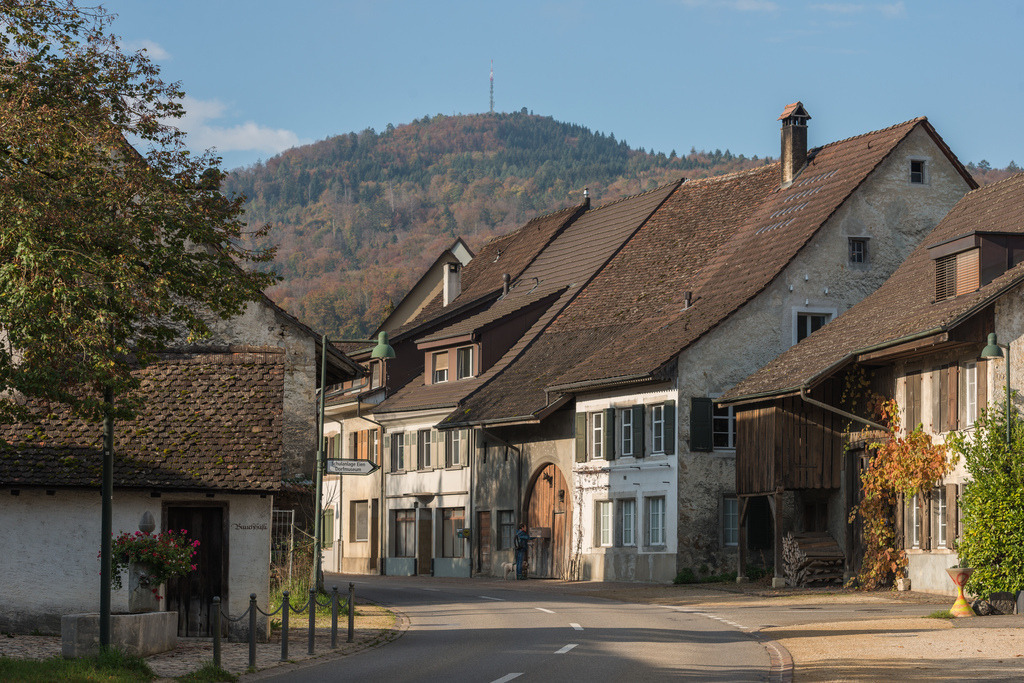 Unterdorf mit Holzenberg | in Ziefen, Baselland, Schweiz. - Realisiert mit Pictrs.com