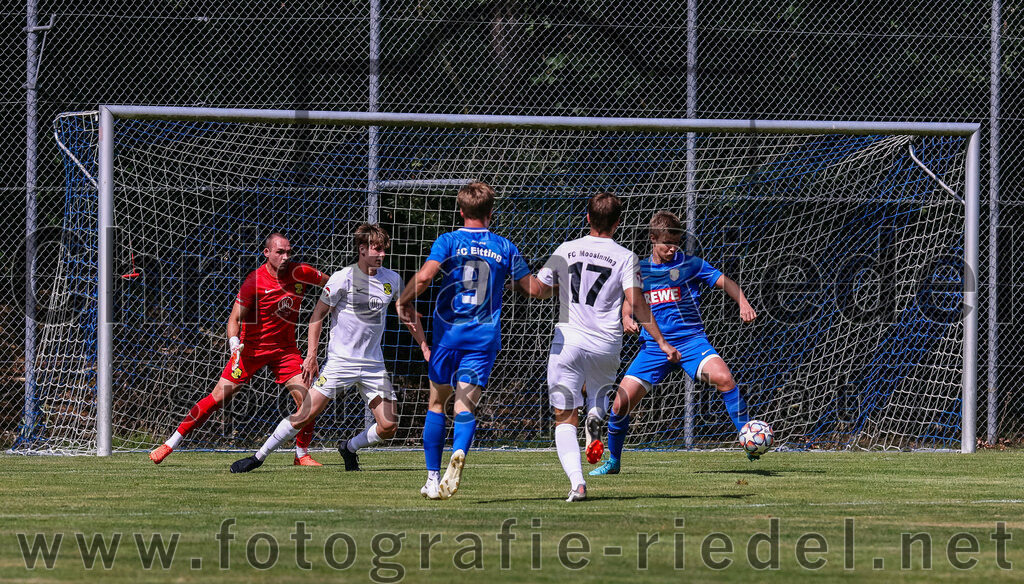2023-07-22_127_FC_Eitting_gegen_FC_Moosinning | Eitting, Deutschland, 22.07.2023:
Fußball, Kreisliga 2023 / 2024, Testspiel, FC Eitting gegen FC Moosinning, Endergebnis: 0:4

Torwart Aaron Siegl (FC Moosinning, #27), Benedikt Beierl (FC Eitting, #9), Christian Reiser (FC Moosinning, #17), Lukas Treffler (FC Eitting, #11)

Foto: Christian Riedel / fotografie-riedel.net