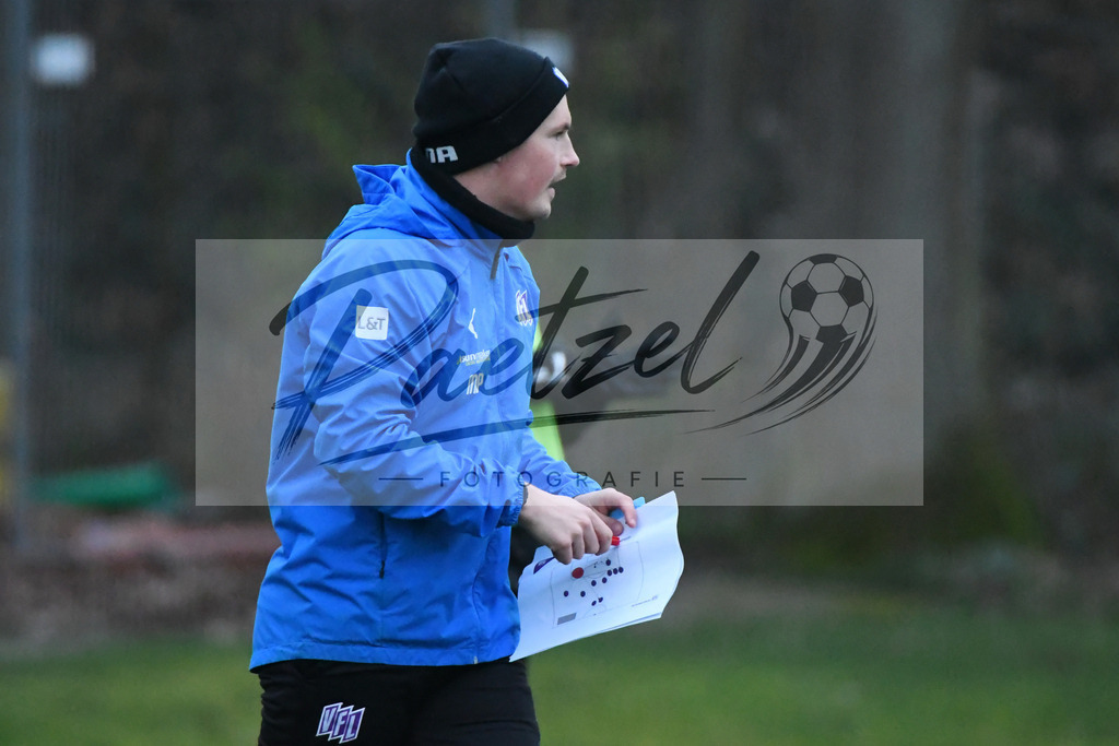 20200220_TRAOSN_0037 | Fussball, Herren: Co-Trainer Merlin Polzin (VfL Osnabrueck) schaut waehrend der Trainingseinheit des VfL Osnabrueck im Sportpark Illoshoehe am 20.02.2020 in Osnabrueck, Deutschland. - Realisiert mit Pictrs.com