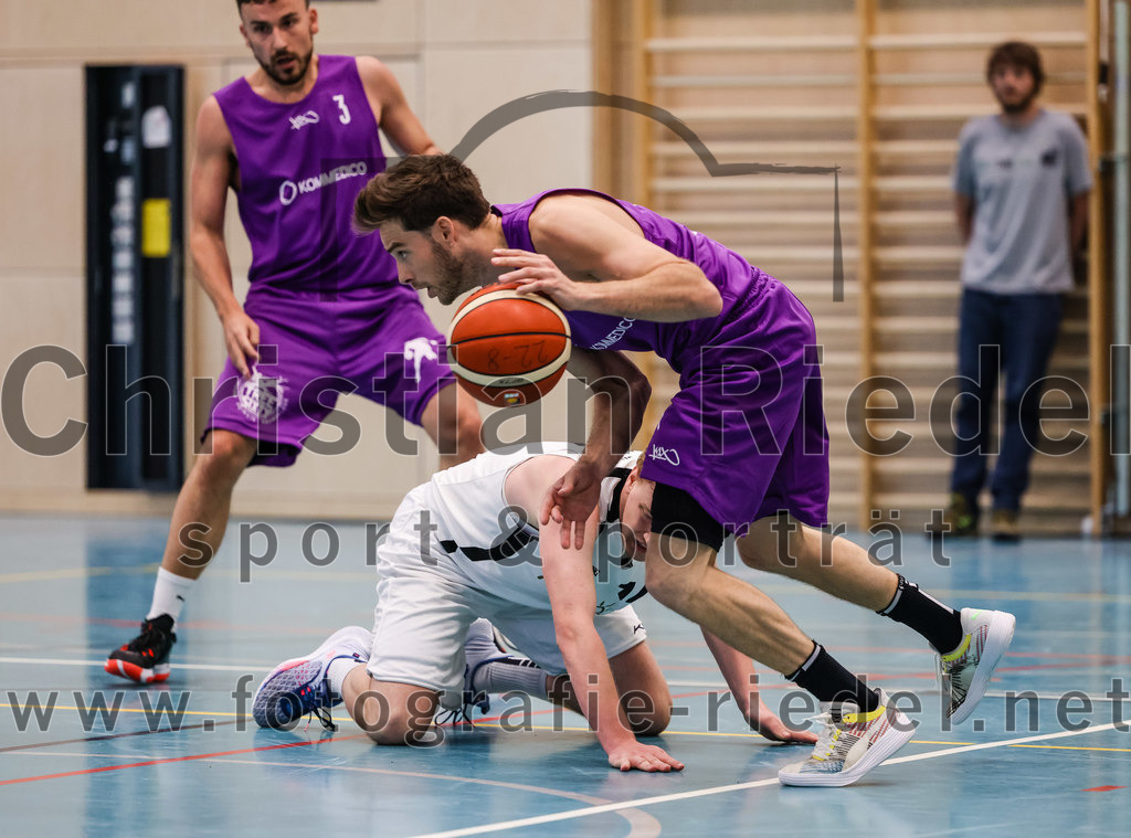 2022-05-01_053_TSV_Vaterstetten_gegen_DJK_Traunstein | Vaterstetten, Deutschland, 01.05.2022:
Basketball, Aufstiegsrunde zur Bayernliga 2021 / 2022, 5. Spieltag, TSV Vaterstetten gegen DJK Traunstein, Endergebnis: 87:79

Roman Orben (DJK Traunstein, #3), Alain Gales (TSV Vaterstetten, #14), Maximilian Hoernes (DJK Traunstein, #15)

Foto: Christian Riedel / fotografie-riedel.net