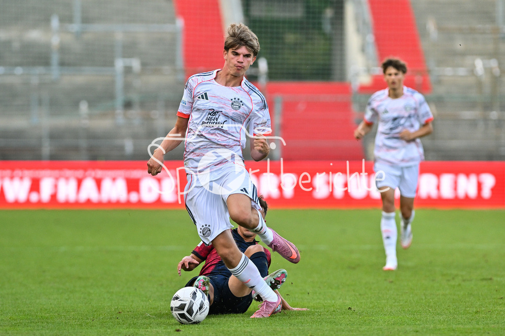 SpVgg Unterhaching - FC Bayern Amateure | im Duell Guido Della ROVERE (FC Bayern Muenchen II 10) und Christophfer NEGELE (Haching 7) / Zweikampf / Regionalliga Bayern: SpVgg Unterhaching - FC Bayern München II; Uhlsport Park am 15.08.2025
