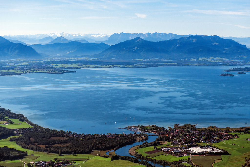 dr__0090684.jpg | SEEON-SEEBRUCK 23.09.2021 Uferbereiche am Seegebiet des Chiemsee in Seeon-Seebruck im Bundesland Bayern, Deutschland. // Riparian areas on the lake area of Chiemsee in Seeon-Seebruck in the state Bavaria, Germany. Foto: Daniel Reiter