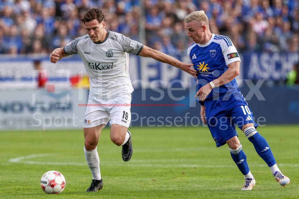 Fussball, Regionalliga Nord, BSV Kickers Emden - SV Meppen | v.li.: Luis Sprekelmeyer (SV Meppen, 19) und Tobias Steffen (BSV Kickers Emden, 10) im Zweikampf, Duell, Dynamik, Aktion, Action, Spielszene