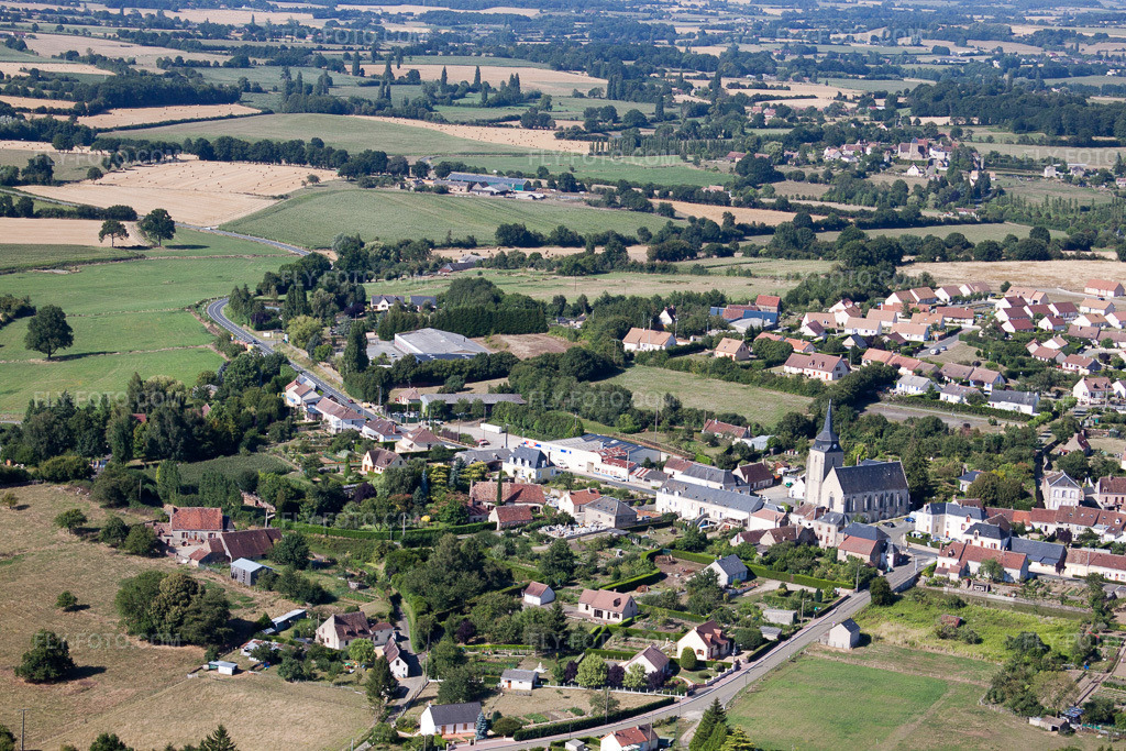 Aerial view: View of the town in Lamnay in the state Sarthe, France. – Photo: IMG_20090.jpg taken on 07/31/2009 by Werner Riehm/FLY-FOTO.com – Resolution of the original: 4752 x 3168 px
