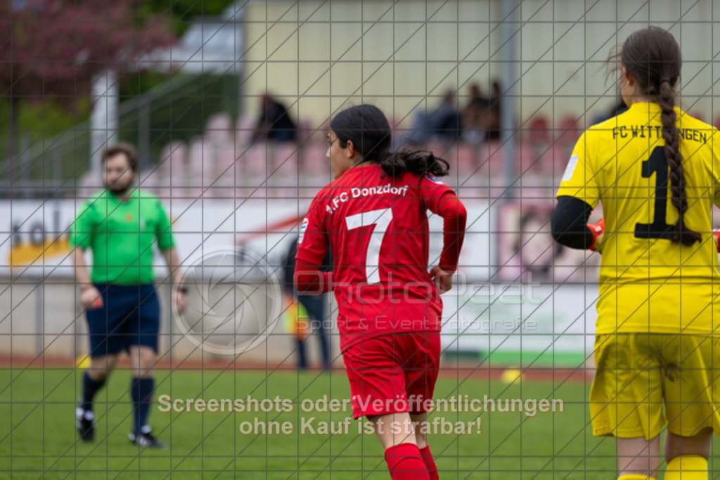 20250426_141344_0177 | #,1.FC Donzdorf (rot) vs. FC Wittlingen (schwarz), Fussball, EnBW-Oberliga B -Juniorinnen, 20. Spieltag, Saison 2024/2025, Rasenplatz, Lautertal Stadion, Süßener Straße 16, 73072 Donzdorf, 26.04.2025 - 14:00 Uhr,Foto: PhotoPeet-Sportfotografie/Peter Harich