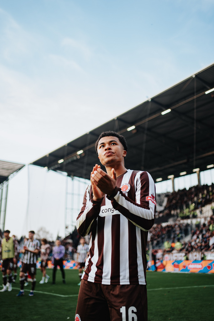 FCS01811 | Der offizielle Shop für FC St. Pauli Fotos. Wähle aus Spielszenen & Fanmomenten dein FCSP Wunschformat. Wir liefern Millerntor-Atmosphäre.