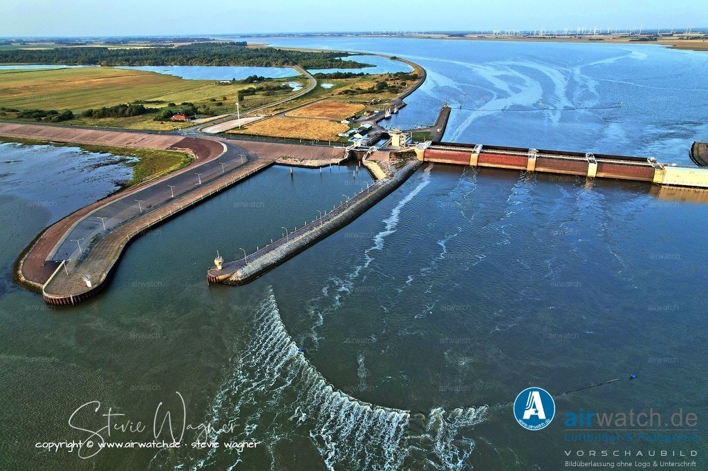 Das Eider-Sperrwerk - Luftbild | Das Bauwerk ist insgesamt 4,9 Kilometer lang, liegt 8,5 Meter über Normalhöhennull und verfügt über fünf Sieltore mit je 40 Metern Breite.  In seinem Inneren führt ein 236 Meter langer Autotunnel von Dithmarschen auf die Halbinsel Eiderstedt.