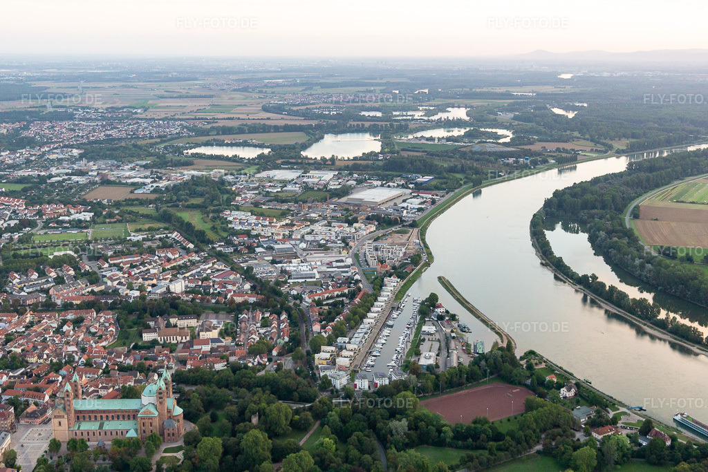 Luftbild: Rheinufer in Speyer im Bundesland Rheinland-Pfalz in Deutschland. Foto: IMG_116397.jpg vom 11.08.2019 durch Werner Riehm/FLY-FOTO.de