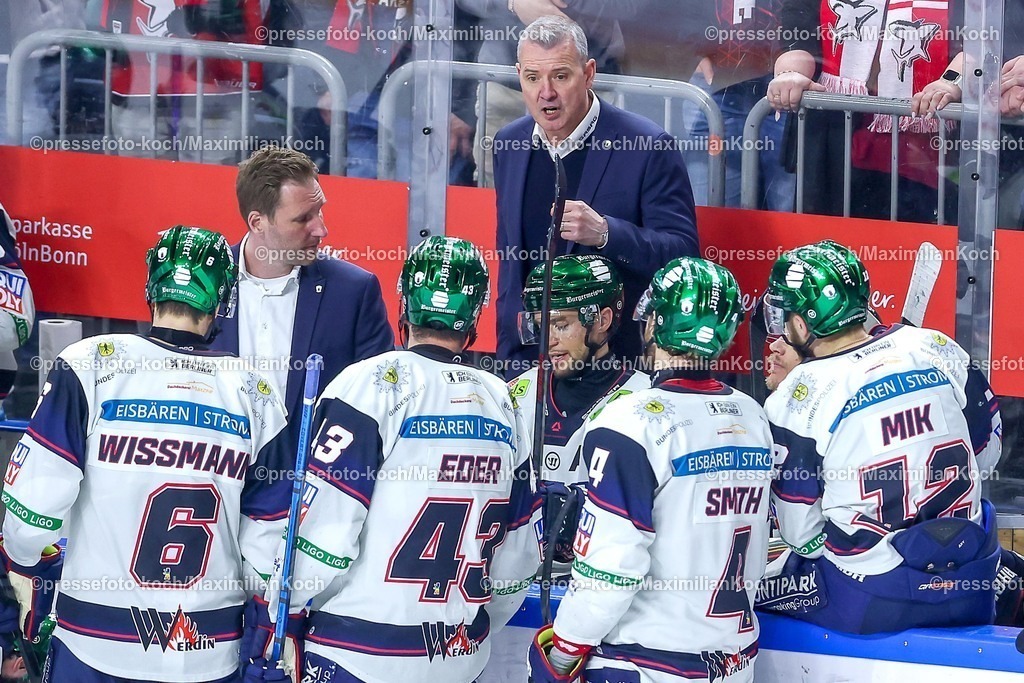 KEC20042601094 | 20.04.2026, Eishockey, DEL Halbfinale Play-Offs, Kölner Haie - Eisbären Berlin, Spiel 6, Lanxess-Arena Köln: Cheftrainer Serge Aubin (Eisbären Berlin #hc) macht seiner Mannschaft eine Ansage gestikulierend am Spielfeldrand  