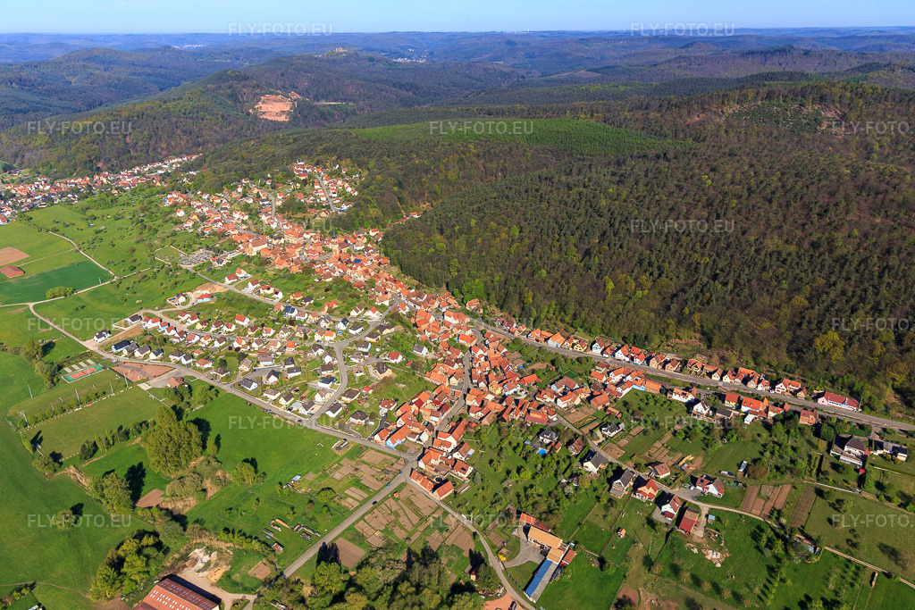 Vue aérienne: Vue de la ville depuis l'est à Offwiller dans le département Bas Rhin, France.Photo: IMG_099469.jpg prise le 30/04/2017 par Werner Riehm/FLY-FOTO.euRésolution de l'original: 5472 x 3648 px