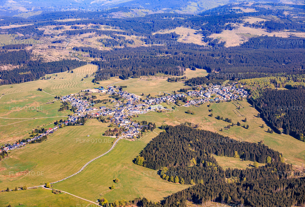 Luftbild: Ortsansicht von Süden im Ortsteil Neustadt in Verwaltungsgemeinschaft im Bundesland Thüringen in Deutschland. – Foto: IMG_155273.jpg vom 02.05.2026 durch Werner Riehm/FLY-FOTO.de – Auflösung des Originals: 5887 x 4000 px