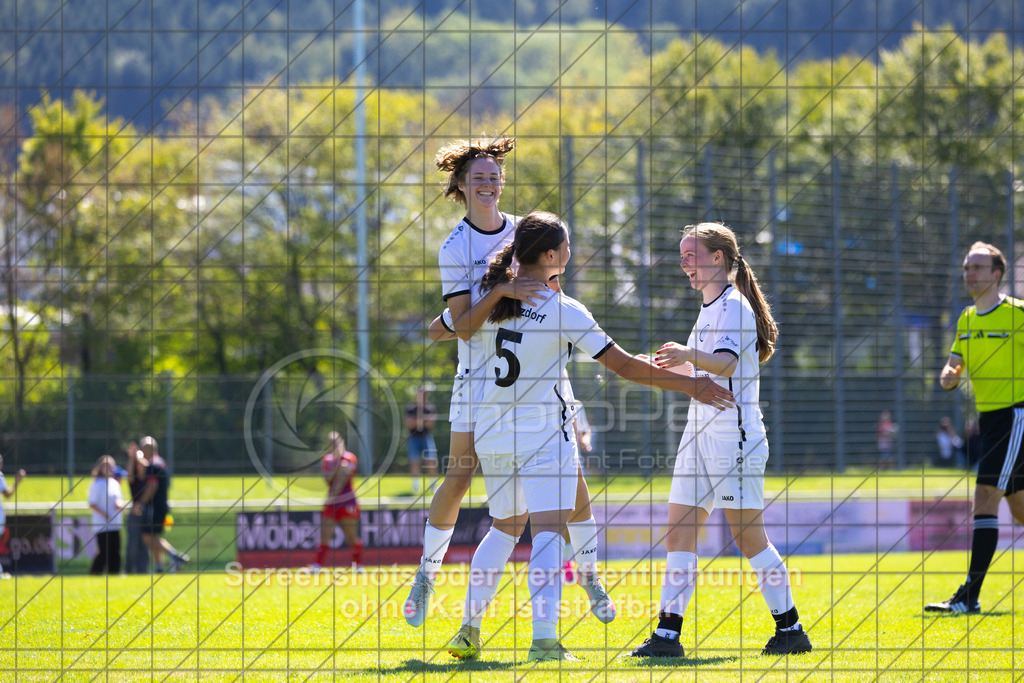 20260906_122743_0270_(c)_by_PhotoPeet | #,1.FC Donzdorf (weiß) vs. 1.FC Heidenheim 1846 (rot), Fußball, Frauen-Verbandspokal Gruppe 2, 2. Runde, Saison 2026/2027, Rasenplatz Lautertal Stadion, Süßener Straße 16, 73072 Donzdorf, 06.09.2026 - 11:00 Uhr,Foto: PhotoPeet / Sport- &amp; Eventfotografie / Peter Harich