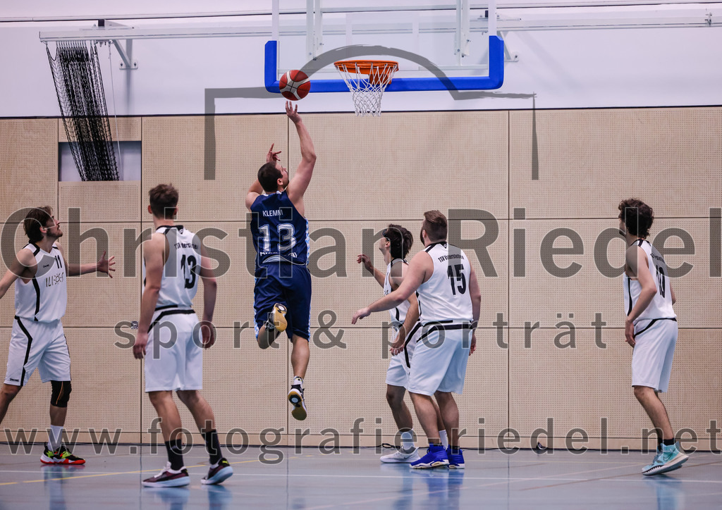 2022-04-03_025_TSV_Vaterstetten_gegen_SV_Weissblau-Allianz_Muenchen | Vaterstetten, Deutschland, 03.04.2022:
Basketball, Bezirksoberliga Herren 2021 / 2022, 14. Spieltag, TSV Vaterstetten gegen SV Weißblau-Allianz München, Endergebnis: 86:54

Finn Liebig (TSV Vaterstetten, #11), Konstantin Huber (TSV Vaterstetten, #13), Peter Fabian Klemm (SV Weißblau-Allianz München, #13), Maximilian Rothe (TSV Vaterstetten, #6), Mathias Furtmair (TSV Vaterstetten, #15), Luca Maurice Kohll (TSV Vaterstetten, #10)

Foto: Christian Riedel / fotografie-riedel.net