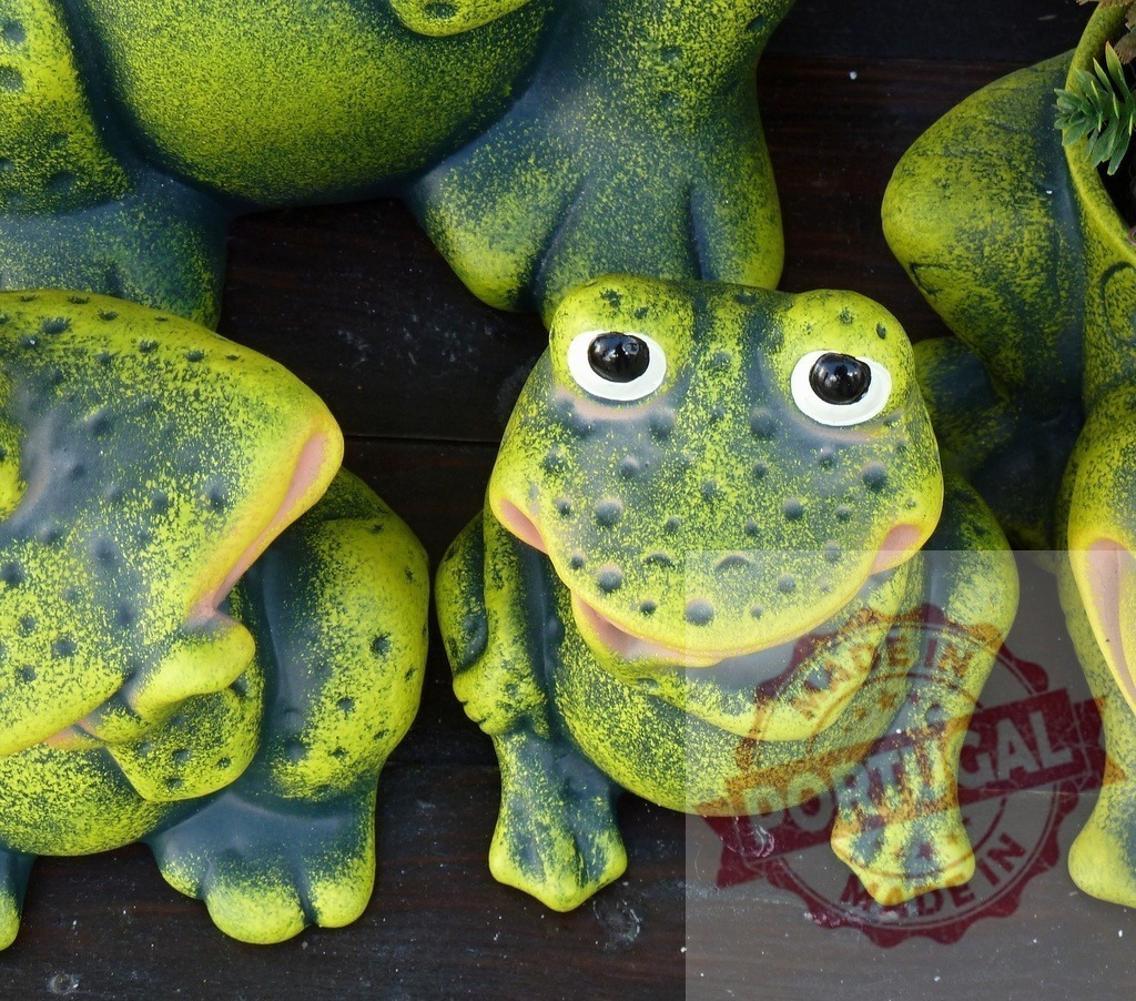 Green ceramic frog garden ornament smiling | Green ceramic frog statue with large eyes and smile, decorative garden ornament - Realisiert mit Pictrs.com