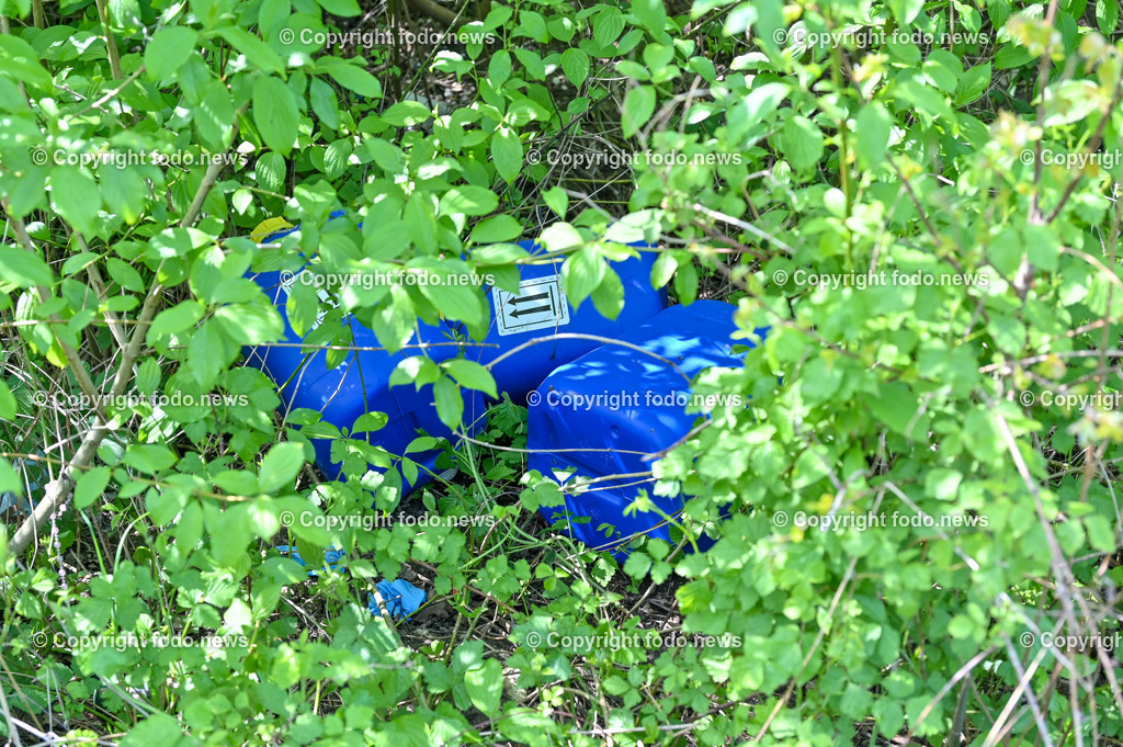 Pichlingersee_ Roma_ Sinti_ Camping_ Linz_ 03.05.2023-7 | 03.05.2023, Pichlingersee, AUT, Roma, Sinti, Camping, im Bild zurueckgelassene Campingflaeche, Mist, Muell, WC Anlage, Toilette, Kanister, Drohne