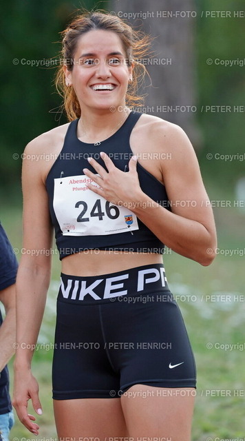 Abendsportfest Pfungstadt mit WM-Norm | 20.08.2025 Leichtathletik Pfungstädter Abendsportfest Stadion TSV Pfungstadt hier 200m weiblich Zeitlauf große Freude über persönliche Bestleistung Emotion Siegerin Macarena Gimenez (246 Paraguay Platz 1 24:39 sec) (Foto: Peter Henrich) - Realisiert mit Pictrs.com