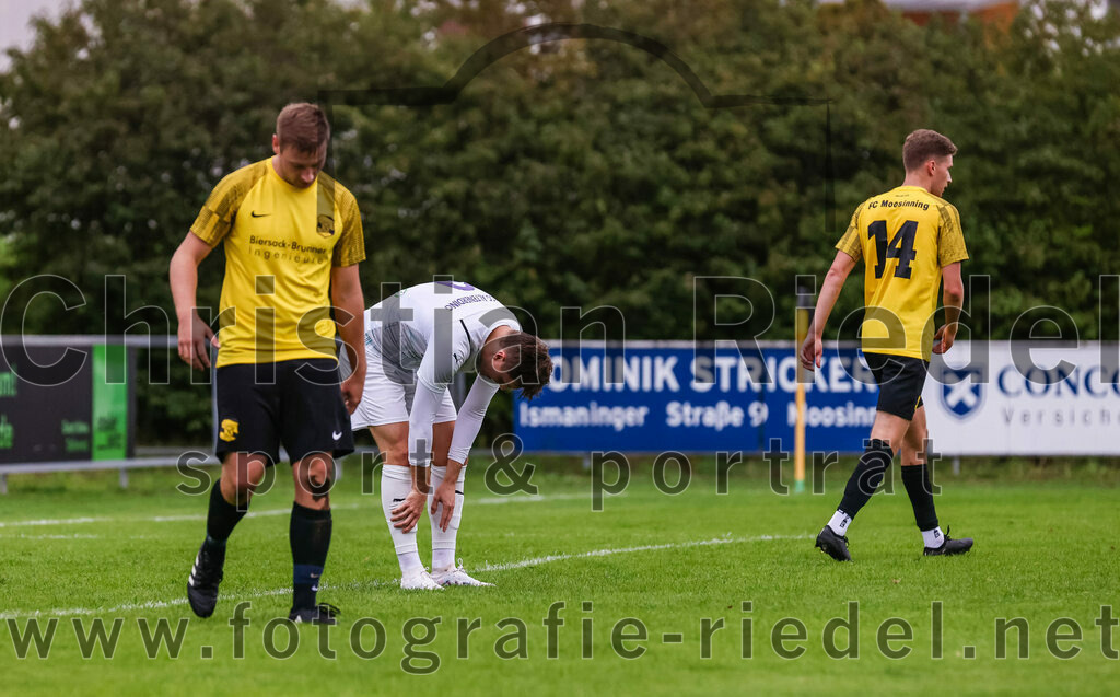 2023-08-09_097_FC_Moosinning_II_gegen_SpVgg_Altenerding | Moosinning, Deutschland, 09.08.2023:
Fußball, Kreisliga 2023 / 2024, 3. Spieltag, FC Moosinning II gegen SpVgg Altenerding, Endergebnis: 1:1

Matthias Loher (SpVgg Altenerding, #9), Maximilian Schmid (FC Moosinning, #14)

Foto: Christian Riedel / fotografie-riedel.net