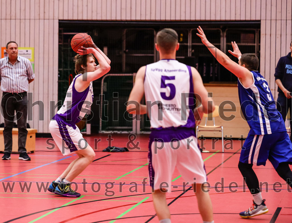 2022-05-29_099_SpVgg_Altenerding_gegen_Muenchen_Basket_2 | Erding, Deutschland, 29.05.2022:
Basketball, Bezirksliga 2021 / 2022, Herren Turnier der 2. der Aufstiegsrunden, SpVgg Altenerding gegen München Basket 2, Endergebnis: 

Kristof Vadasz (SpVgg Altenerding, #8), Paul Keil (München Basket, #3)

Foto: Christian Riedel / fotografie-riedel.net