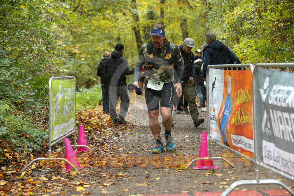 251026_1336_EX1_3737 | Sportfotografie im Rhein-Sieg Kreis, Köln, Bonn, NRW, Rheinland Pfalz, Hessen, etc. Unser Tätigkeitsfeld umfasst den Laufsport vom Volkslauf über den Marathon, Duathlon, Triathon bis zum Ultralauf wie Kölnpfad Ultra oder Schindertrail.