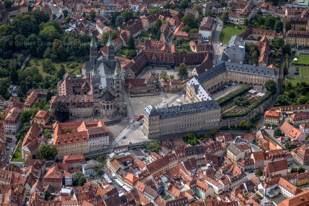 4060209 | BAMBERG 07.09.2021 Platz- Ensemble Domplatz mit Dom und neuer Residenz im Altstadtbereich und Innenstadtzentrum von Bamberg im Bundesland Bayern, Deutschland. // Ensemble space  with cathedral and new residence in the inner city center in Bamberg in the state Bavaria, Germany. Foto: Gerhard Launer