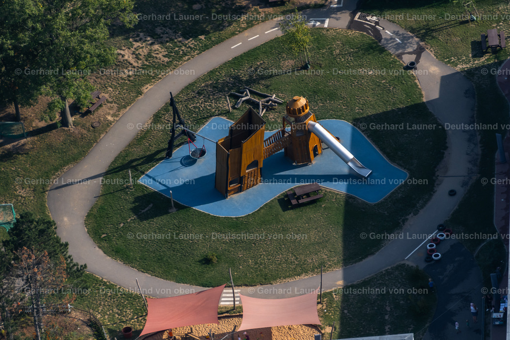 4040105 | LEIPZIG 14.09.2020 Spielplatz im Wohngebiet an der Wegastraße im Ortsteil Grünau-Nord in Leipzig im Bundesland Sachsen, Deutschland. // Playground in Wohngebiet on Wegastrasse in the district Gruenau-Nord in Leipzig in the state Saxony, Germany. Foto: Gerhard Launer