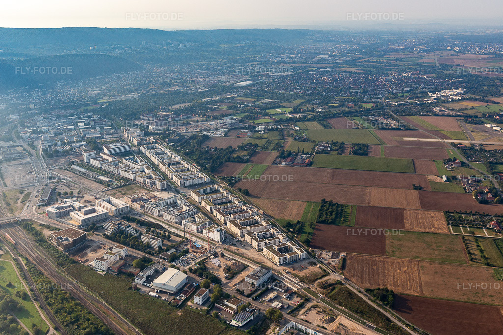 Luftbild: Bahnstadt Heidelbergs jüngster Stadtteil auf dem Gelände des ehemaligen Güterbahnhofs im Süden der Stadt im Stadtgebiet im Ortsteil Bahnstadt in Heidelberg im Bundesland Baden-Württemberg in Deutschland.Foto: IMG_117057.jpg vom 25.08.2019 durch Werner Riehm/FLY-FOTO.deAuflösung des Originals: 5249 x 3500 px