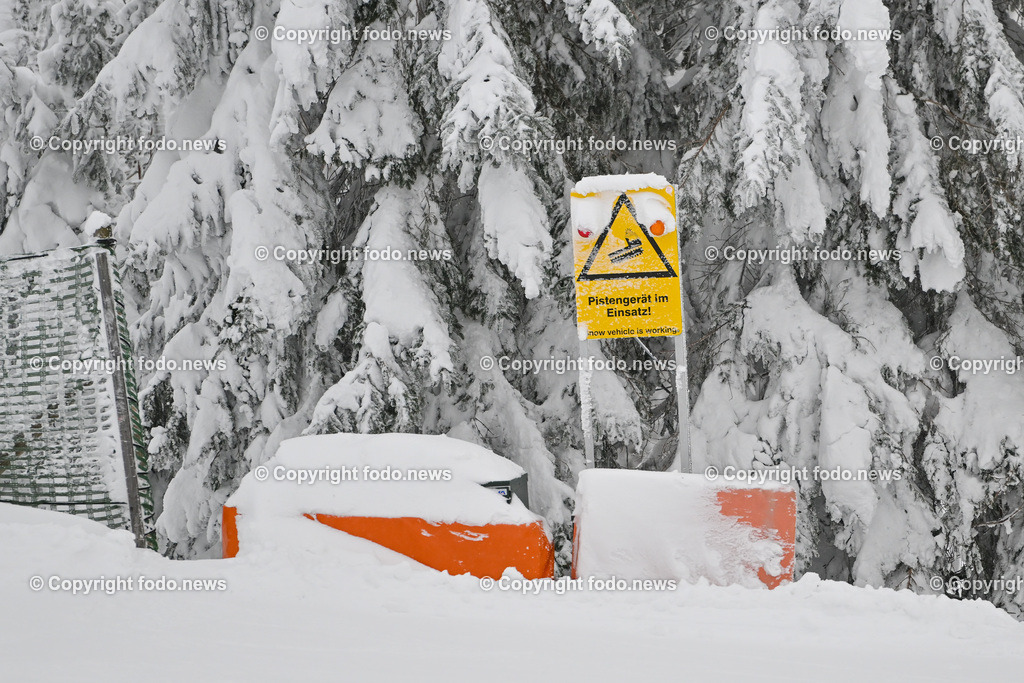Hochficht_ Skigebiet_ Boehmerwald_ 04.02.2023-35 | 04.02.2023, Hochficht, AUT, Skigebiet Hochficht, Boehmerwald, im Bild Hochficht, HInweisschild, Skipiste, Bergstation