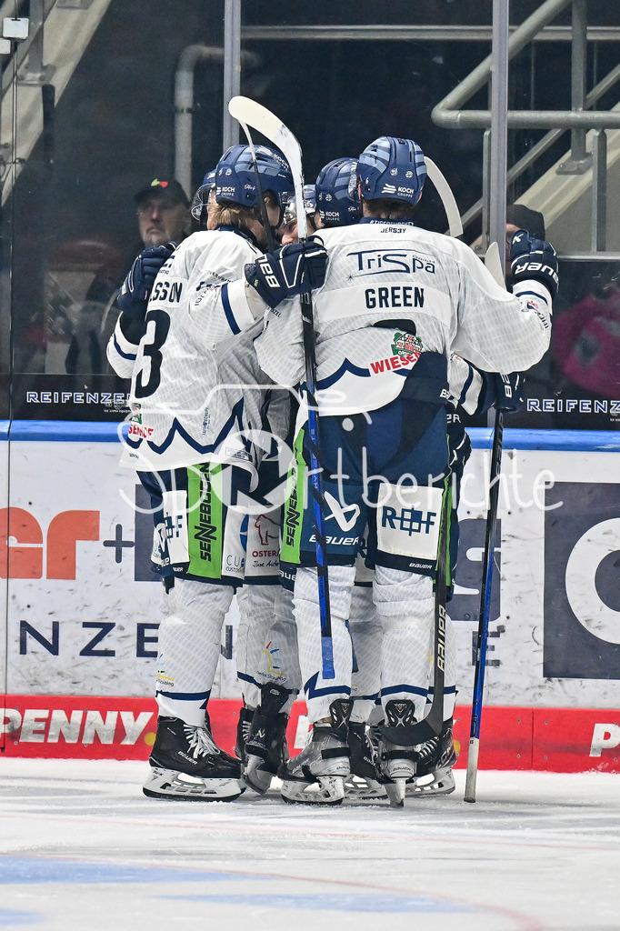 Augsburger Panther - Straubing Tigers | Die Tigers jubeln nach dem Treffer zum 0-3 durch Danjo LEONHARDT (Straubing Tigers #53) / Freude / Happy / Tor / torschuezte