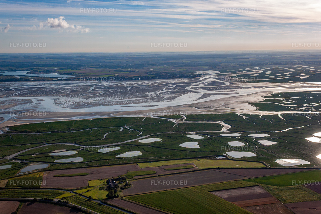 Vue aérienne: Delta et estuaire de la Somme avec bassins d'aquaculture en Picardie à Saint-Valery-sur-Somme dans le département Somme, France. Photo: IMG_70971.jpg prise le 24/08/2014 par Werner Riehm/FLY-FOTO.eu – Résolution de l'original: 4752 x 3168 px