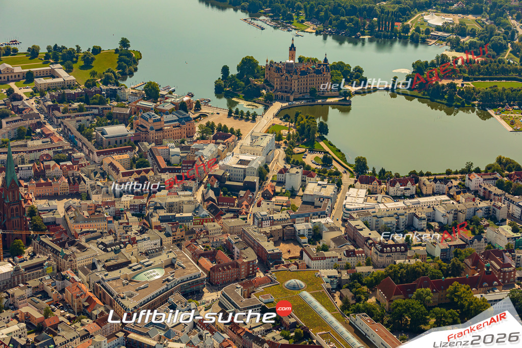 Klassische Luftaufnahme ohne Drohne zeigt:Schloßstraße bei Schwerin - Die Luftbildaufnahme wurde 2025 vom UL-Flugzeug heraus erstellt ( keine Drohnenaufnahme ) - Hochauflösende Luftaufnahme -Nicht vergleichbar mit Google Maps oder Satelittenbilder- Die Geschenkidee !Mit Lizenz und Bildrechte bestellbar