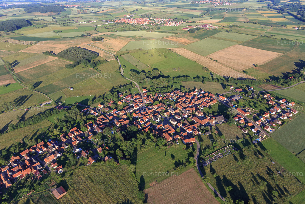 Vue aérienne: Vue d'ensemble du village depuis l'ouest à Mulhausen dans le département Bas Rhin, France – .Photo: IMG_115431.jpg prise le 16/06/2019 par Werner Riehm/FLY-FOTO.eu – Résolution de l'original: 5472 x 3648 px