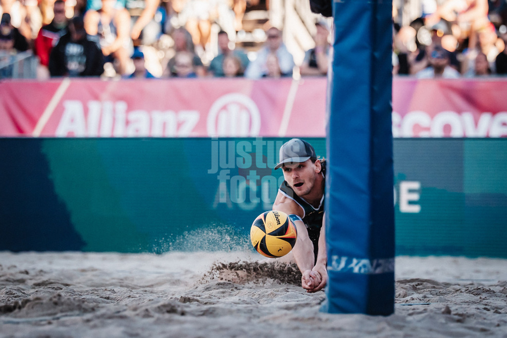Beachvolleyball | Männer | Finale | Deutsche Meisterschaften 2025 Timmendorfer Strand | 07.09.2025 | Paul Henning springt zum Ball